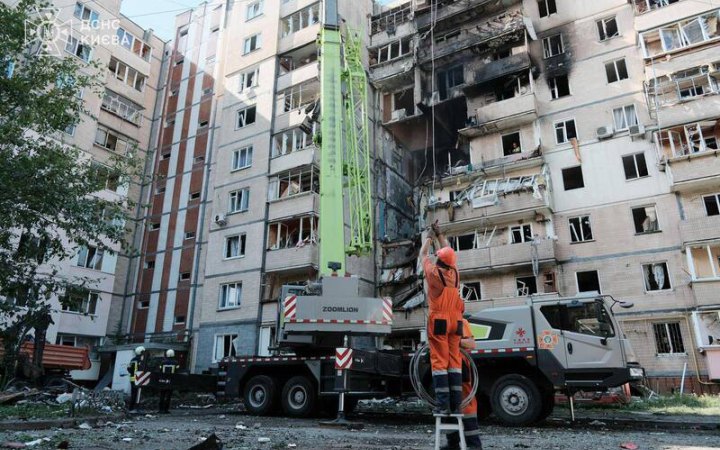 У Києві досі ліквідовують наслідки російського обстрілу