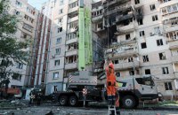 У Києві досі ліквідовують наслідки російського обстрілу