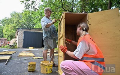 «Ми хочемо зробити акт перетворення сміття на мистецькі об'єкти»: репортаж із толоки в МЦКМ від ГогольFest