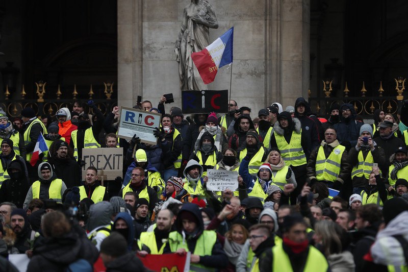 "Желтые жилеты" вышли на очередную акцию в Париже, 37 задержанных 3