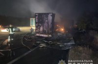 На трасі "Київ-Одеса" внаслідок зіткнення загорілася вантажівка, одна людина загинула