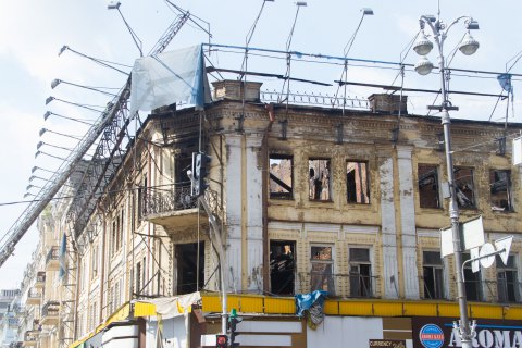 КГГА потребовала восстановить сгоревшее здание возле ЦУМа