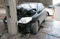 ДТП в Киеве: автомобиль Geely врезался в столб