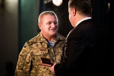Порошенко наградил 2 нацгвардейцев орденами Богдана Хмельницкого