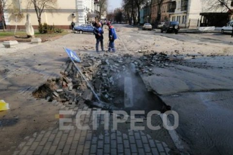 В Киеве на Подоле из-за прорыва теплотрассы провалилась часть тротуара и дороги
