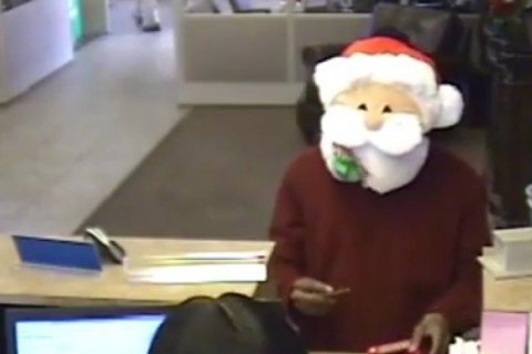 В США  мужчина в маске Санта-Клауса ограбил банк