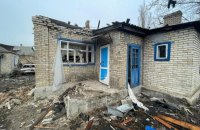 ​Унаслідок обстрілів Донеччини пошкоджена будівля колонії, школа і підприємство