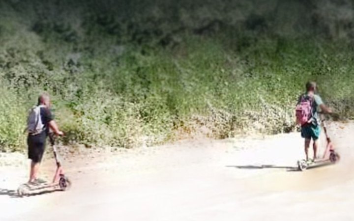 На Закарпатті біля кордону зупинили двох порушників на самокатах