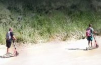 На Закарпатті біля кордону зупинили двох порушників на самокатах