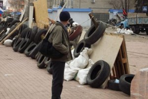 В Луганске неизвестные обстреляли баррикады сепаратистов у захваченного здания СБУ