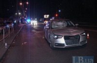Ночью в Киеве Audi сбил пешехода, переходившего дорогу на красный свет