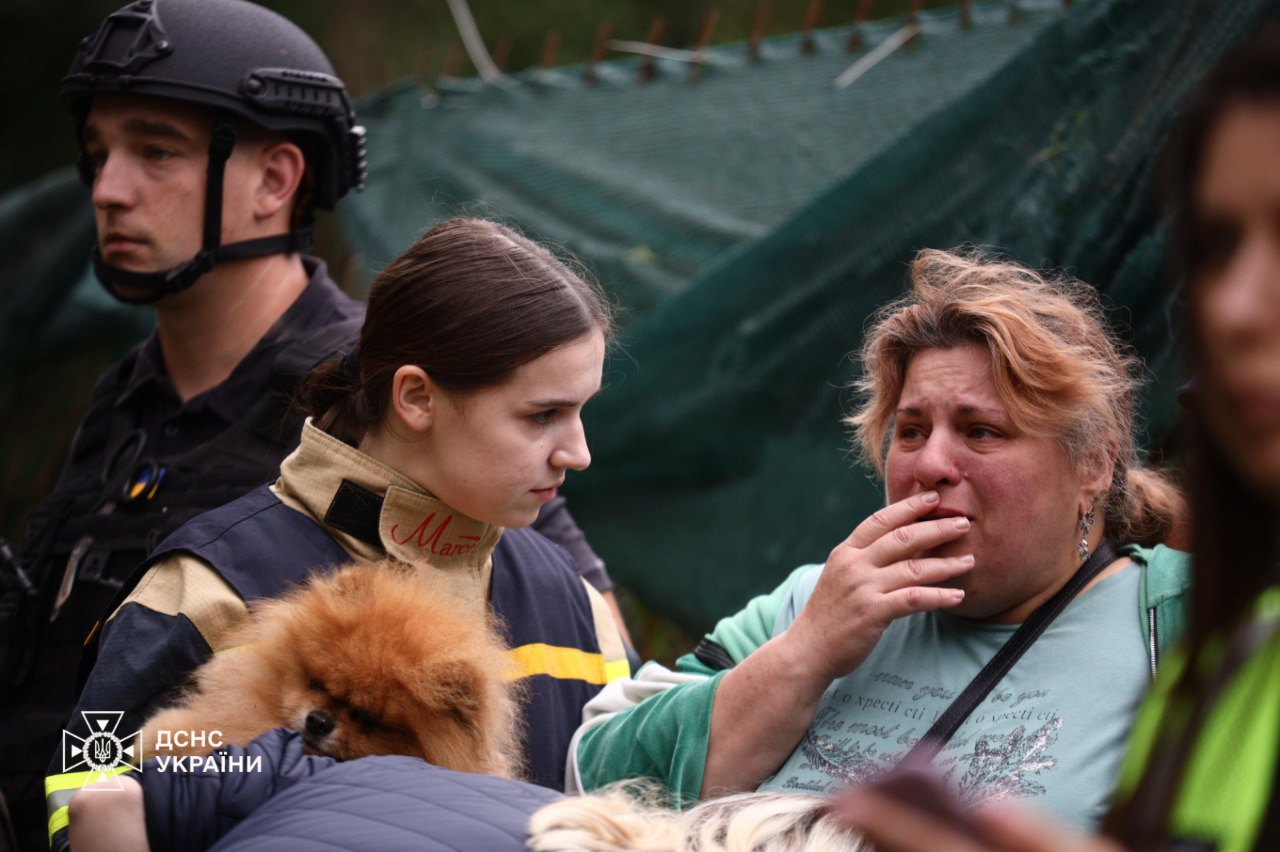 Психологи ДСНС спілкуються з потерпілими та їх родичами на місці обстрілу 31 липня