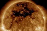NASA показала гигантскую дыру на Солнце
