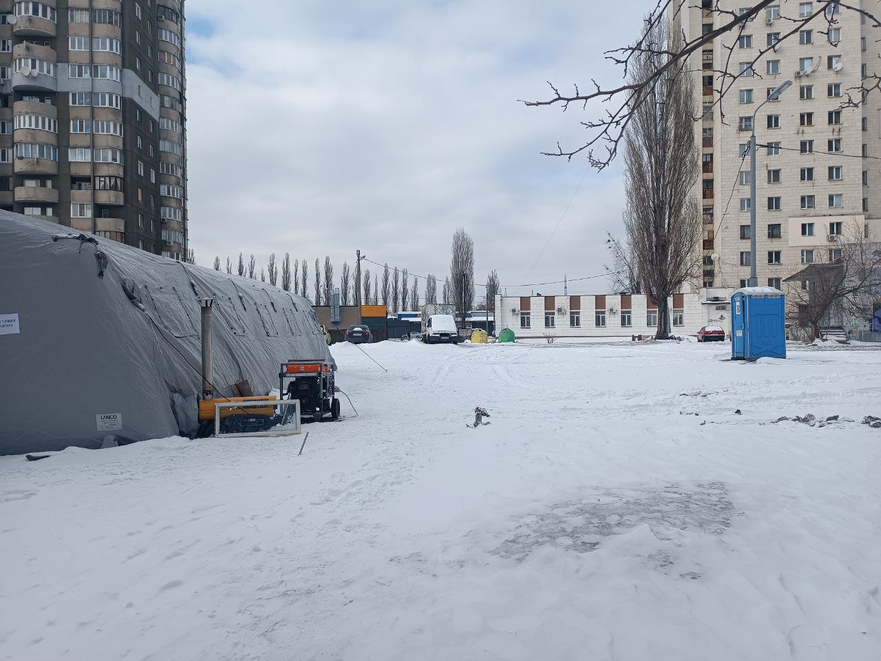 Намет в забудові біля Дарницької ТЕЦ