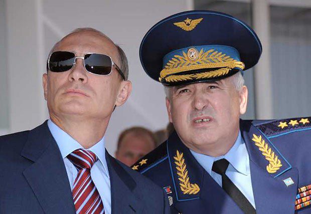 Путин и главнокомандующий ВВС России - Александр Зелин