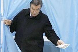 Янукович вновь голосовал без семьи