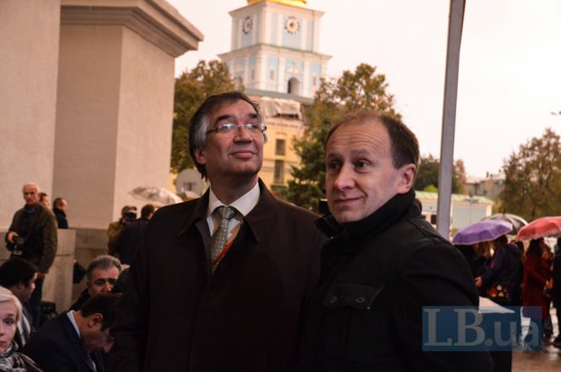 Посол Канады в Украине Роман Ващук (слева)