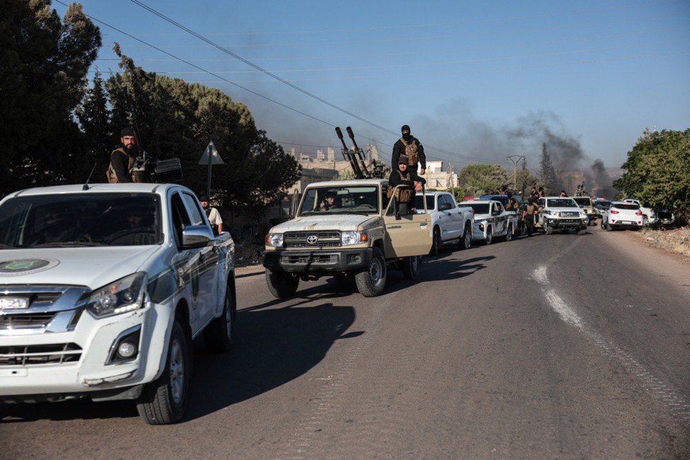 Сирійська армія та сили безпеки розгорнули операцію з придушення конфлікту після зіткнень між бедуїнськими племенами та
місцевими бойовиками біля міста Сувейда, де більшість населення становлять друзи, на півдні Сирії, 14 липня 2025 року.