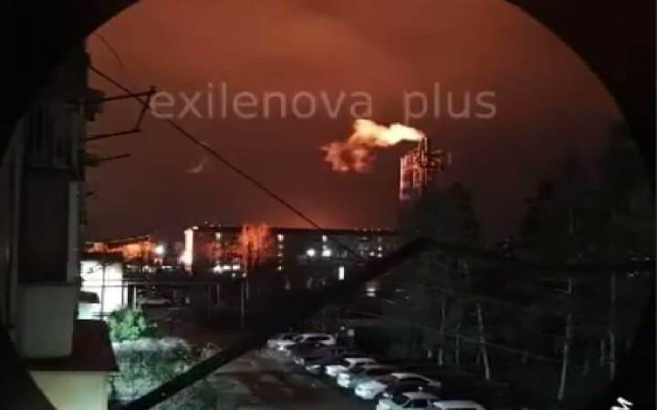 Ударні дрони атакували нафтопереробні об’єкти в Росії, є перебої з електропостачанням