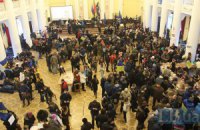 В здании Киевсовета греются более 200 человек 
