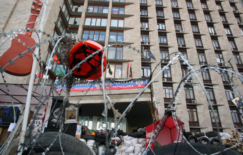 Барикади перед окупованою будівлею обласної адміністрації в Донецьку, 23 квітня 2014 р.