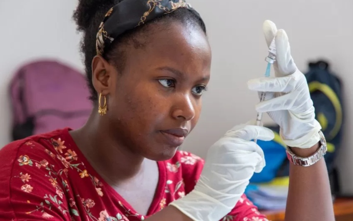 Африканська Гана першою схвалила нову вакцину проти малярії, яка може сприяти ліквідації захворювання