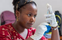 Африканська Гана першою схвалила нову вакцину проти малярії, яка може сприяти ліквідації захворювання