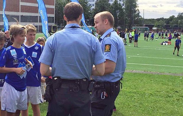 Футболісти норвезької команди розповідають поліцейським про подію 