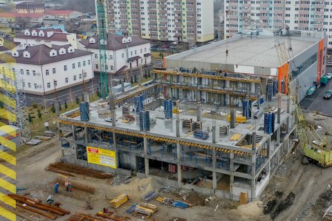 У селищі на Дніпропетровщині за програмою "Велике будівництво" зводять триповерховий басейн 