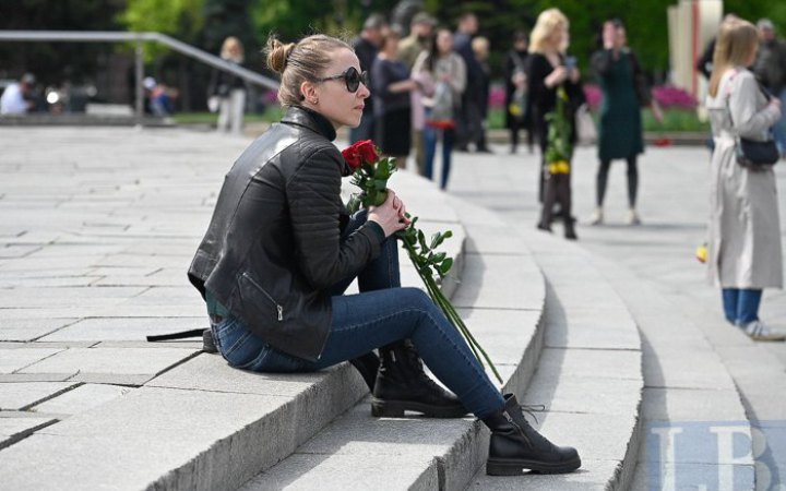 Вкладати пальці в чужі рани 