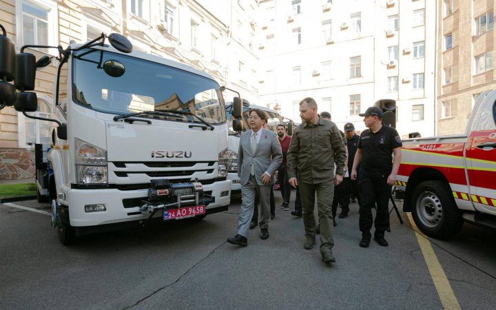 Японія передала українським рятувальним 24 вантажних автомобілі для гуманітарного розмінування