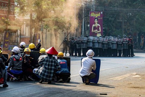 В Мьянме во время протестов в воскресенье погибли около 40 человек