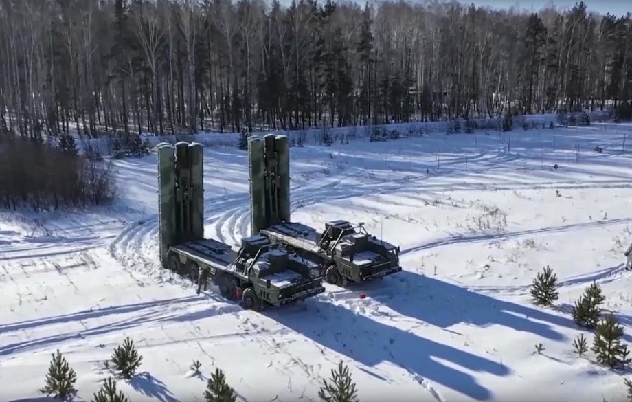 Мобільні зенітно-ракетні комплекси великої дальності (LR-SAM) С-400 армії РФ, Свердловська область, 28 січня
2022 року.