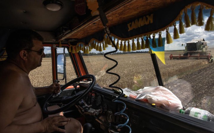 На Херсонщині російський дрони скинув вибухівку на комбайн під час польових робіт