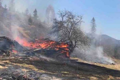 На території національного парку "Синевир" згоріли дві дерев'яні споруди
