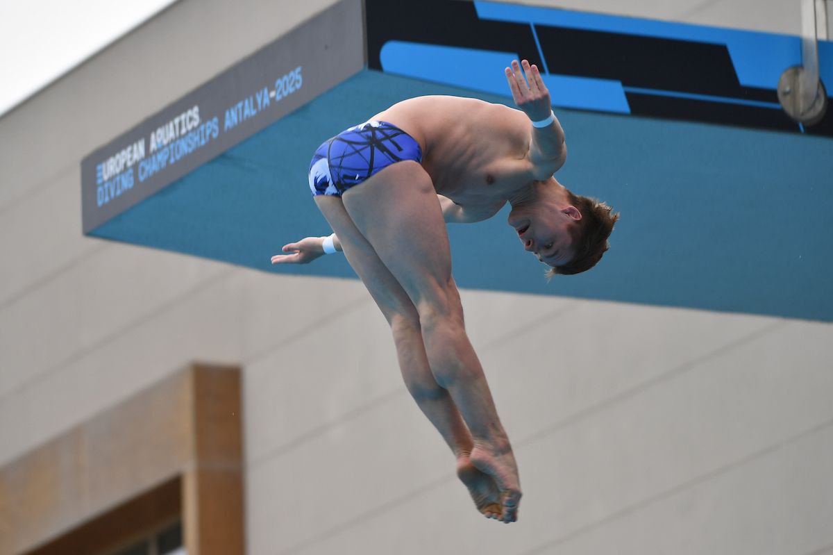 Олексій Середа виконує стрибок