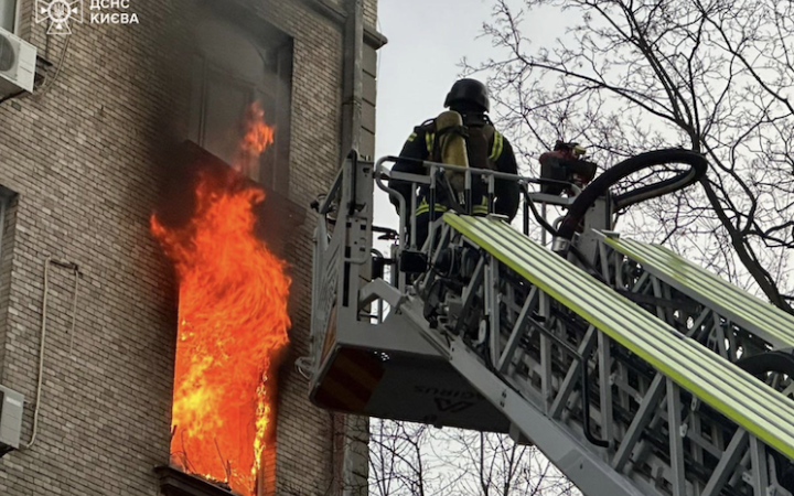 Через падіння уламків російських безпілотників у Києві пошкоджено 17 будівель, - КМДА