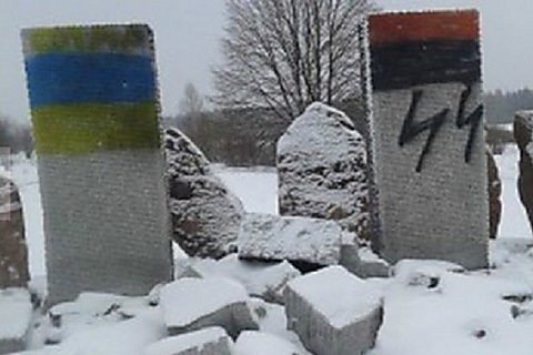 Січень 2017. Гута Пеняцька. Знищений вандалами пам’ятник загиблих поляків