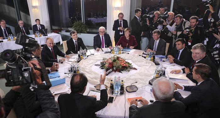 Представители ФРГ, России, Украины и Франции в ведомстве канцлера Германии, 19 октября 2016 года