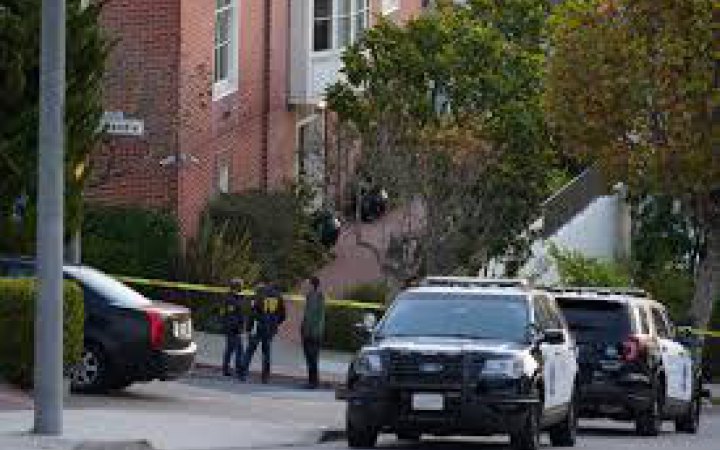 У США зловмисник вдерся в будинок спікерки Палати представників Пелосі і напав на її чоловіка