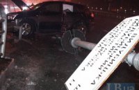 В Киеве водитель внедорожника Lexus сбил металлический столб из-за скользской дороги