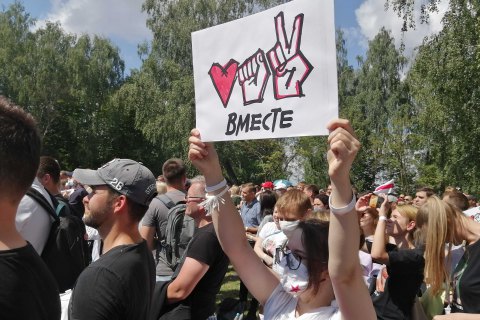Суперниця Лукашенка у передвиборній гонці Тихановська збирає велелюдні мітинги 