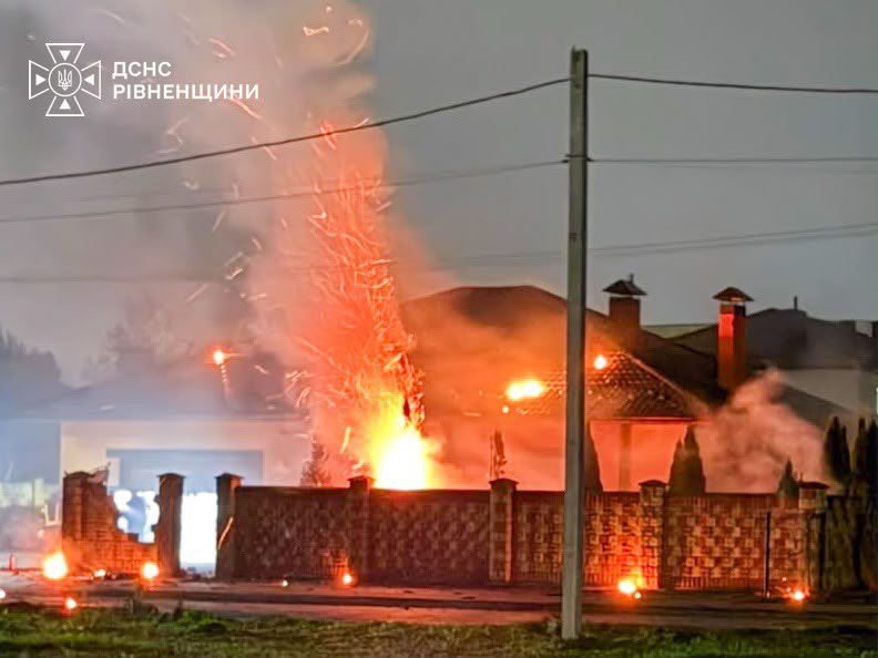 Наслідки російської атаки у Рівному