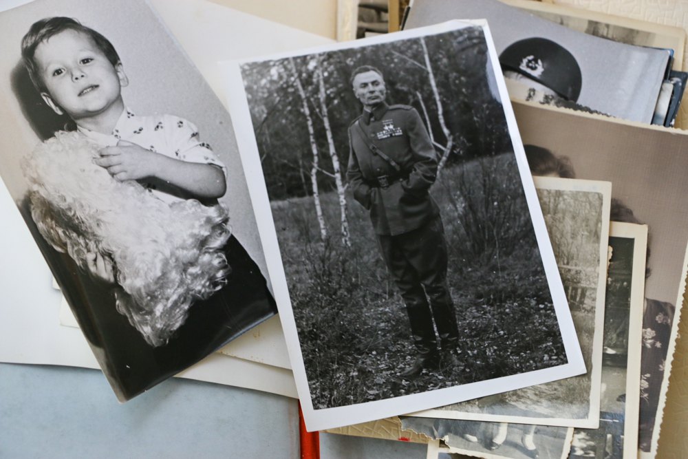 Фото родини і генерала Василя Петрова, що залишилися у квартирі в окупованому Бердянську