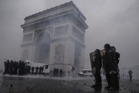 Протестувальники в Парижі пошкодили Тріумфальну арку