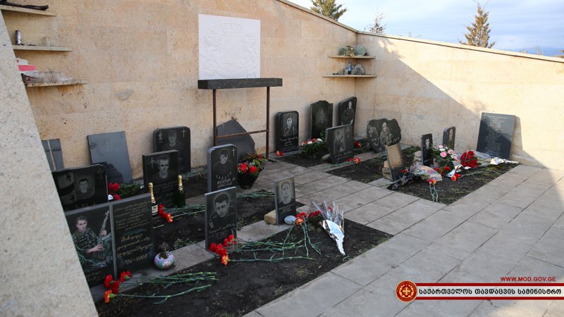 Могили загиблих бійців у Шіндісі 