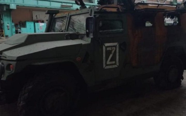 У Мелітополі російський бронеавтомобіль протаранив цивільне авто