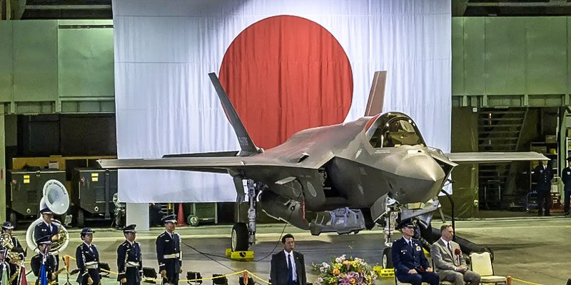 Офіційні особи США, Японії та компанії Lockheed Martin в ангарі ВПС Японії на авіабазі Місава зустрічають перший винищувач F-35A
Lightning II, 24 лютого 2018 року. 