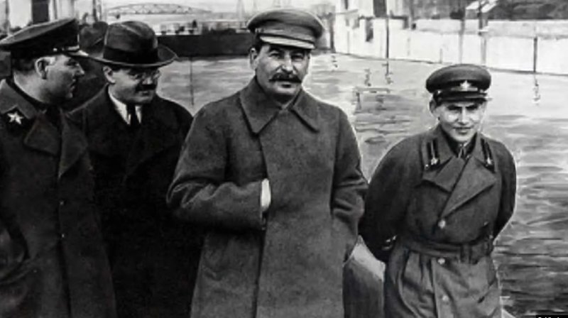 Зліва направо: Ворошилов, Молотов, Сталін і Єжов на каналі Москва-Волга, 1937 рік
