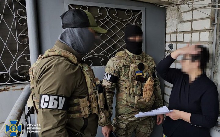 ​СБУ затримала жінку, яка підозрюється в коригуванні російських повітряних атак на Херсон